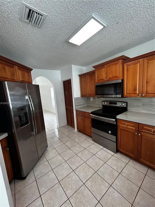 Active With Contract: $6,400 (5 beds, 3 baths, 2550 Square Feet)