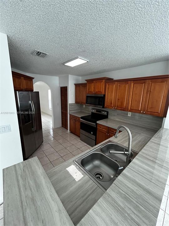 Active With Contract: $6,400 (5 beds, 3 baths, 2550 Square Feet)