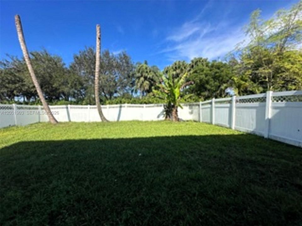Active With Contract: $6,400 (5 beds, 3 baths, 2550 Square Feet)