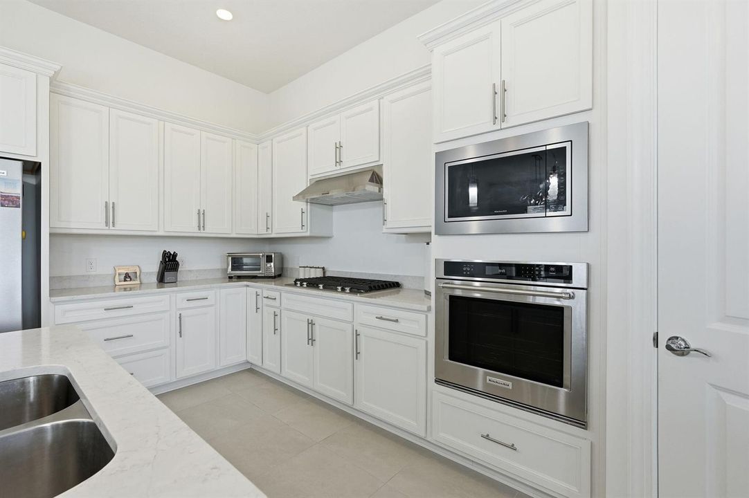 28-web-or-mls-10550_Northbrook_Cir_037