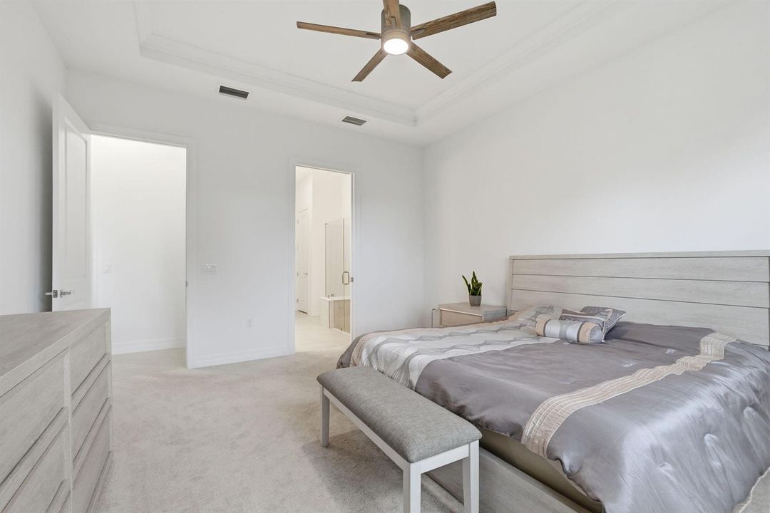 2-web-or-mls-10550_Northbrook_Cir_002