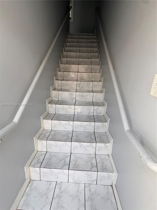 合同活跃: $299,999 (2 贝兹, 2 浴室, 1137 平方英尺)
