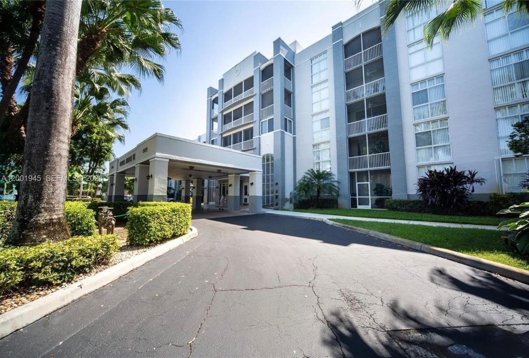 Active With Contract: $385,000 (2 beds, 2 baths, 1130 Square Feet)