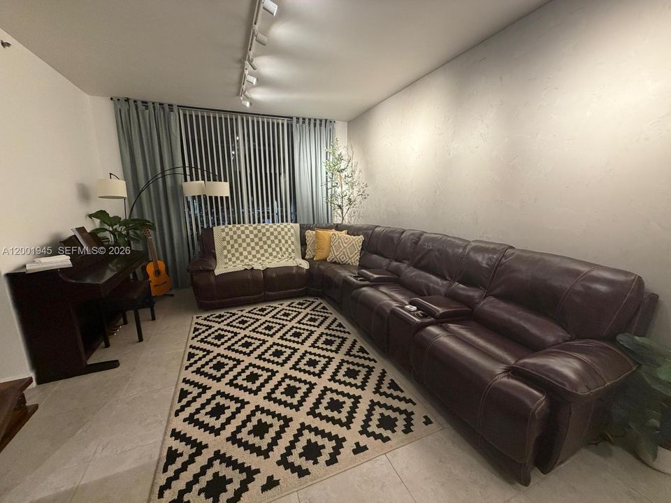 Active With Contract: $385,000 (2 beds, 2 baths, 1130 Square Feet)