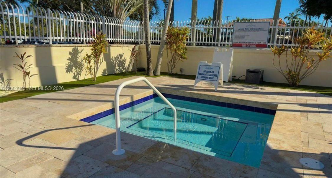 Active With Contract: $385,000 (2 beds, 2 baths, 1130 Square Feet)