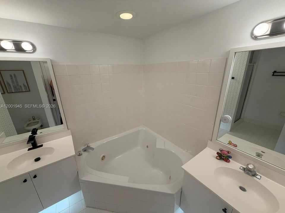 Active With Contract: $385,000 (2 beds, 2 baths, 1130 Square Feet)
