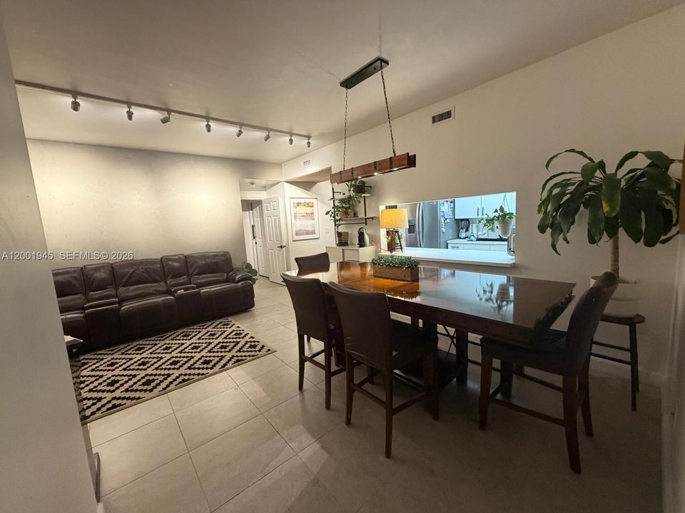 Active With Contract: $385,000 (2 beds, 2 baths, 1130 Square Feet)