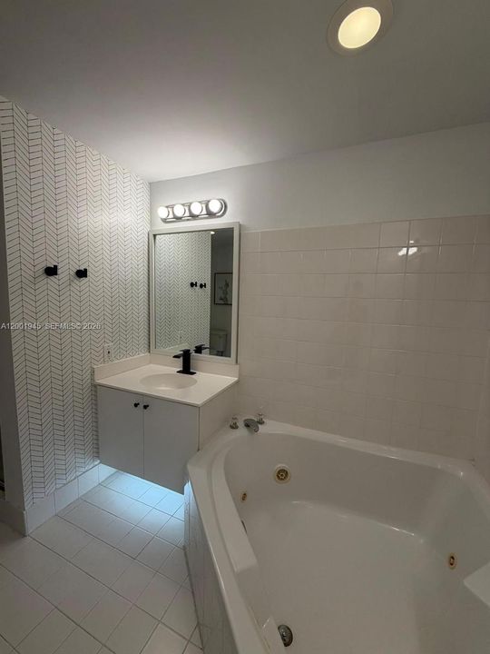 Active With Contract: $385,000 (2 beds, 2 baths, 1130 Square Feet)