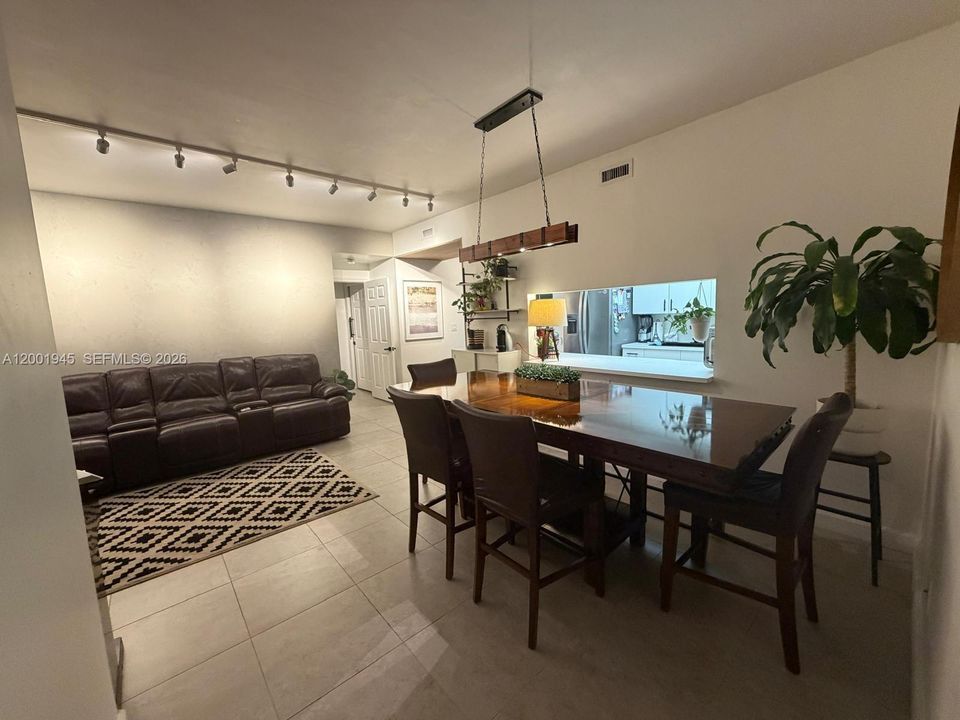 Active With Contract: $385,000 (2 beds, 2 baths, 1130 Square Feet)