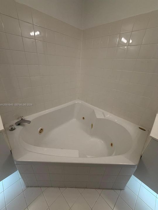 Active With Contract: $385,000 (2 beds, 2 baths, 1130 Square Feet)