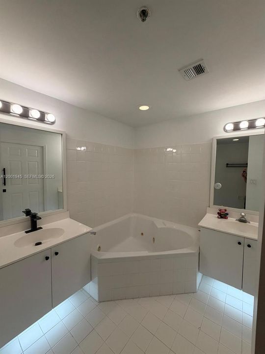 Active With Contract: $385,000 (2 beds, 2 baths, 1130 Square Feet)