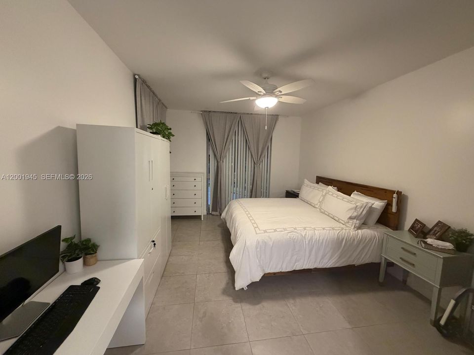 Active With Contract: $385,000 (2 beds, 2 baths, 1130 Square Feet)
