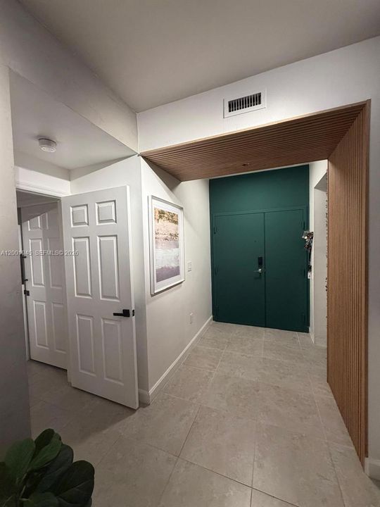 Active With Contract: $385,000 (2 beds, 2 baths, 1130 Square Feet)