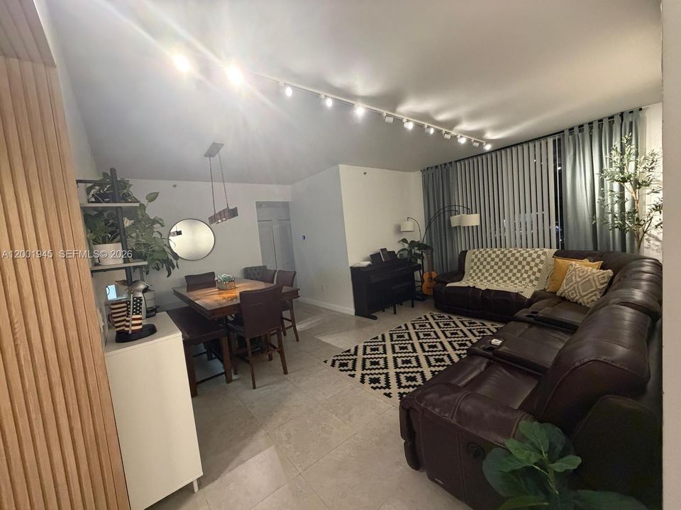 Active With Contract: $385,000 (2 beds, 2 baths, 1130 Square Feet)