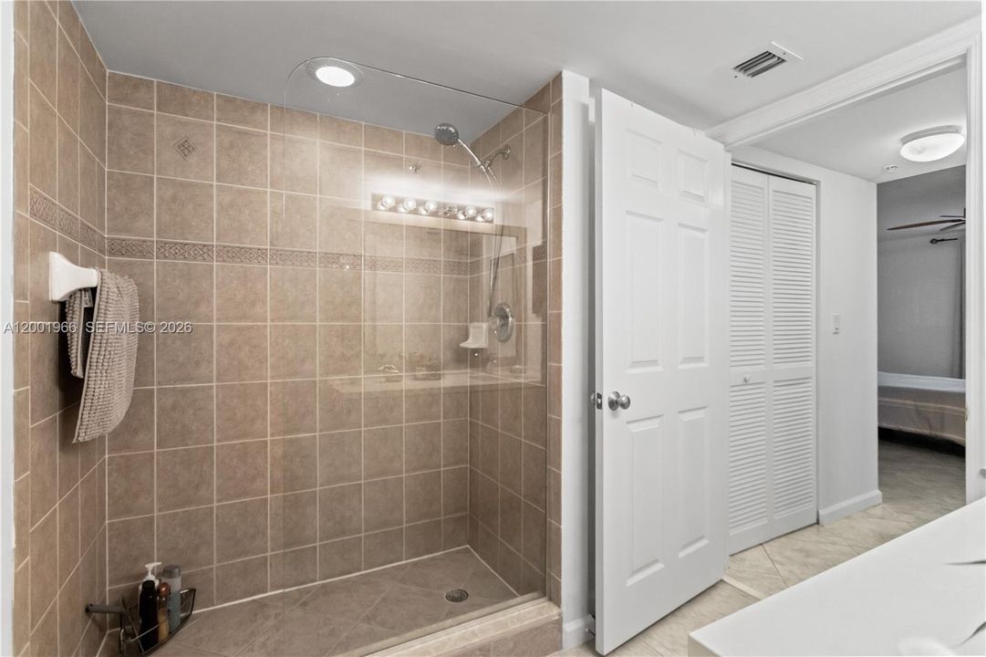 Activo con contrato: $289,900 (2 camas, 2 baños, 1138 Pies cuadrados)