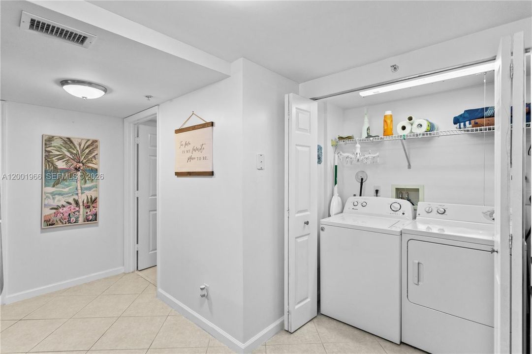 Activo con contrato: $289,900 (2 camas, 2 baños, 1138 Pies cuadrados)