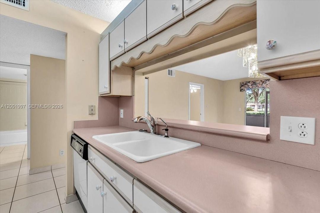 Activo con contrato: $160,000 (2 camas, 2 baños, 925 Pies cuadrados)