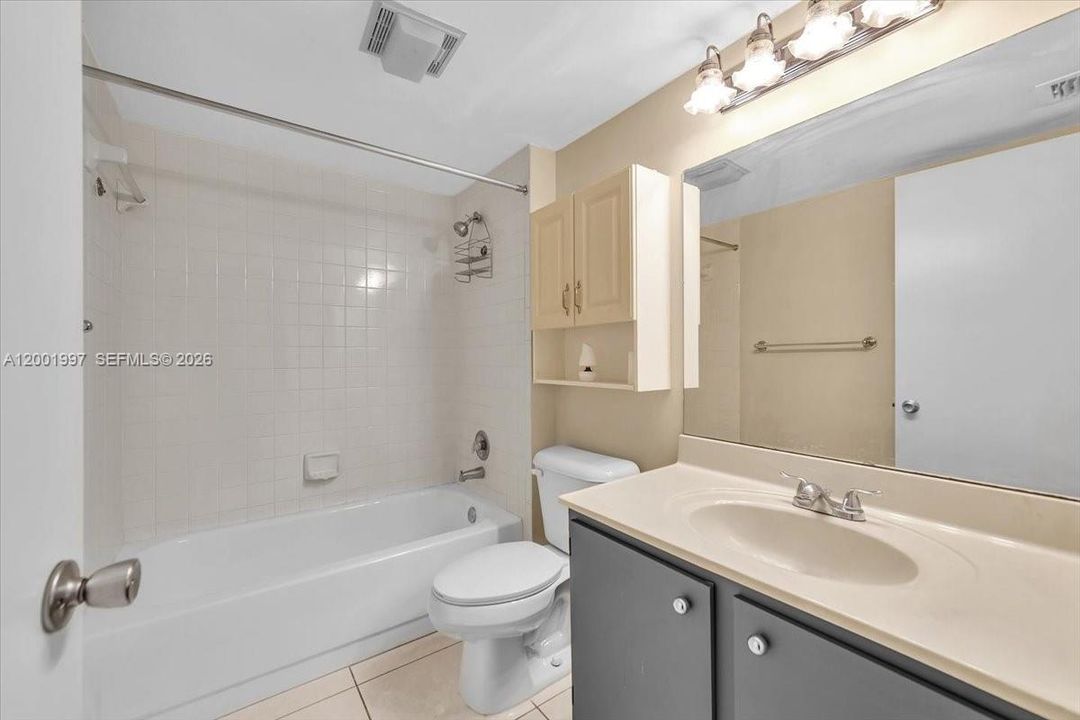 Activo con contrato: $160,000 (2 camas, 2 baños, 925 Pies cuadrados)