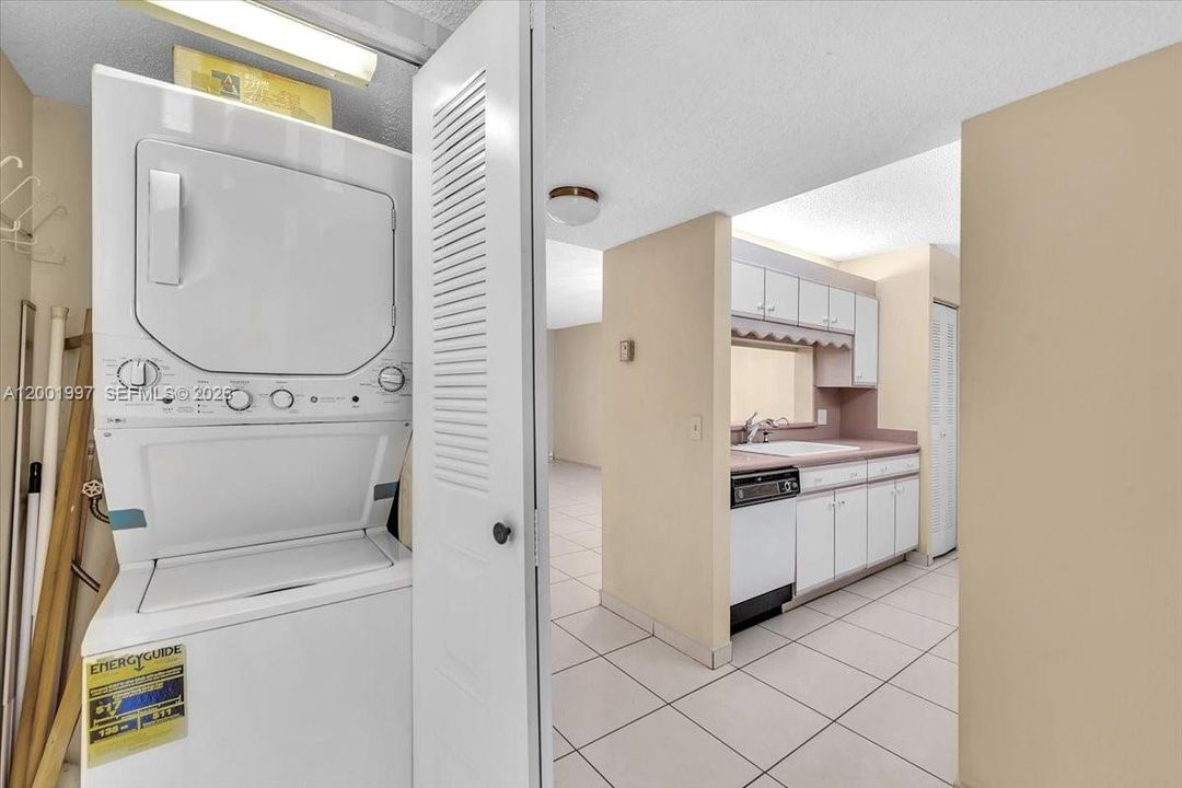 Activo con contrato: $160,000 (2 camas, 2 baños, 925 Pies cuadrados)