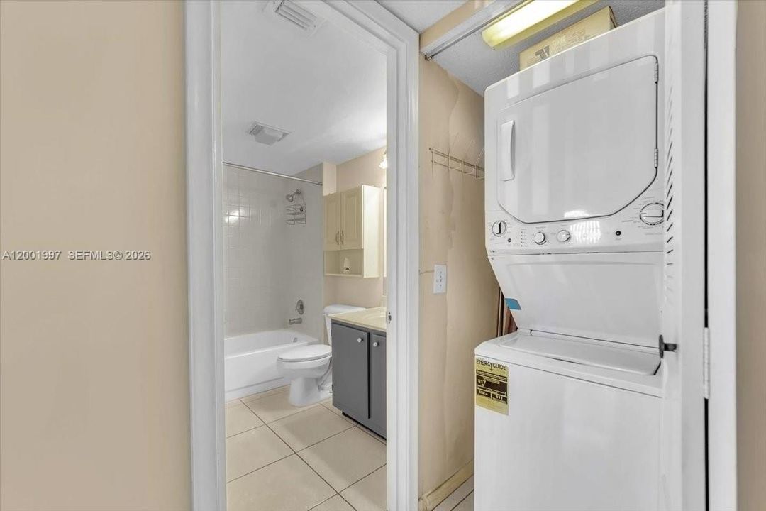 Activo con contrato: $160,000 (2 camas, 2 baños, 925 Pies cuadrados)