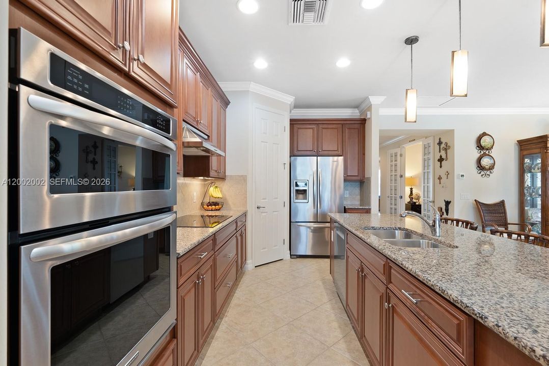 For Sale: $455,000 (2 beds, 2 baths, 2046 Square Feet)