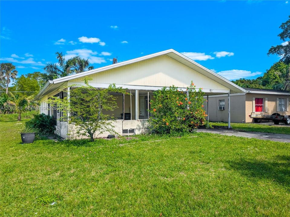 For Sale: $159,000 (2 beds, 2 baths, 1099 Square Feet)
