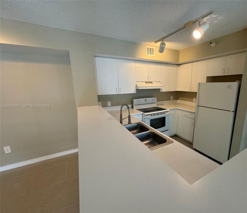 For Rent: $2,050 (2 beds, 2 baths, 1036 Square Feet)