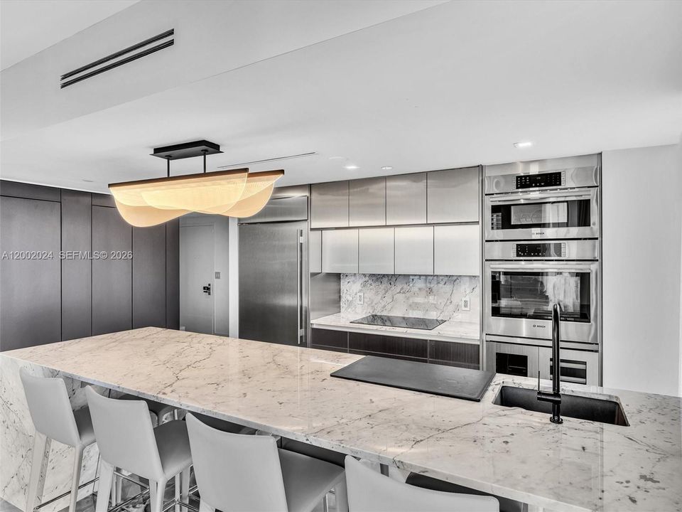 For Sale: $1,200,000 (2 beds, 2 baths, 1168 Square Feet)