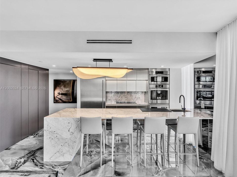 For Sale: $1,200,000 (2 beds, 2 baths, 1168 Square Feet)