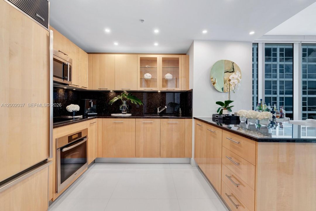 For Sale: $678,000 (1 beds, 1 baths, 820 Square Feet)