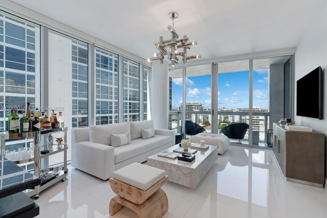 For Sale: $678,000 (1 beds, 1 baths, 820 Square Feet)