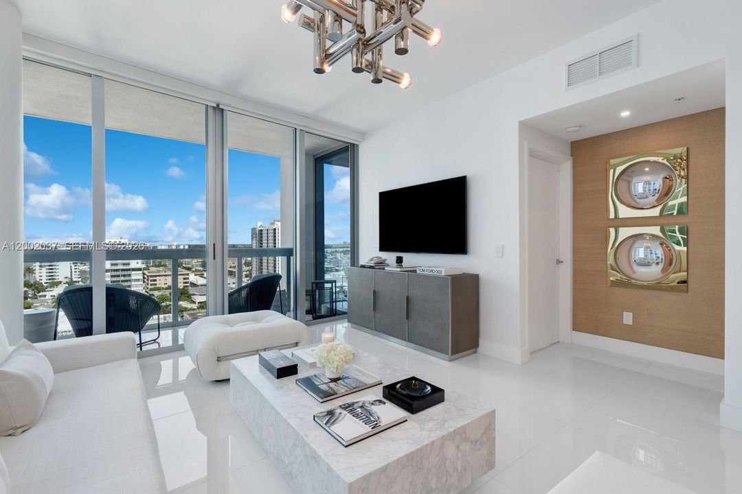 For Sale: $678,000 (1 beds, 1 baths, 820 Square Feet)