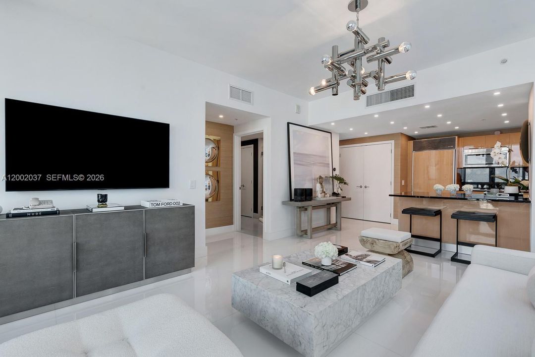 For Sale: $678,000 (1 beds, 1 baths, 820 Square Feet)