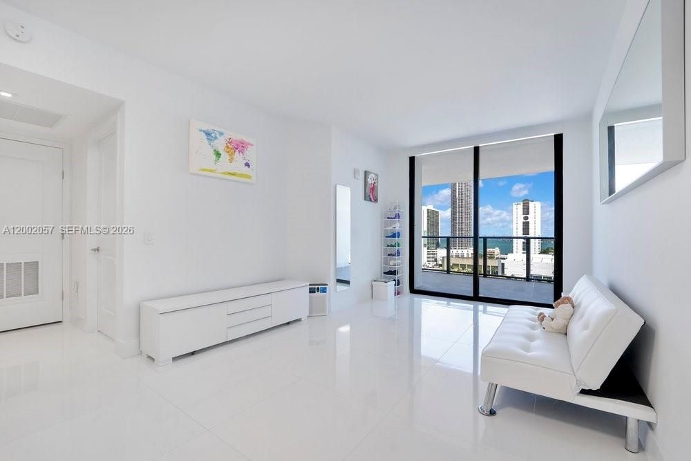 For Sale: $479,000 (1 beds, 1 baths, 853 Square Feet)