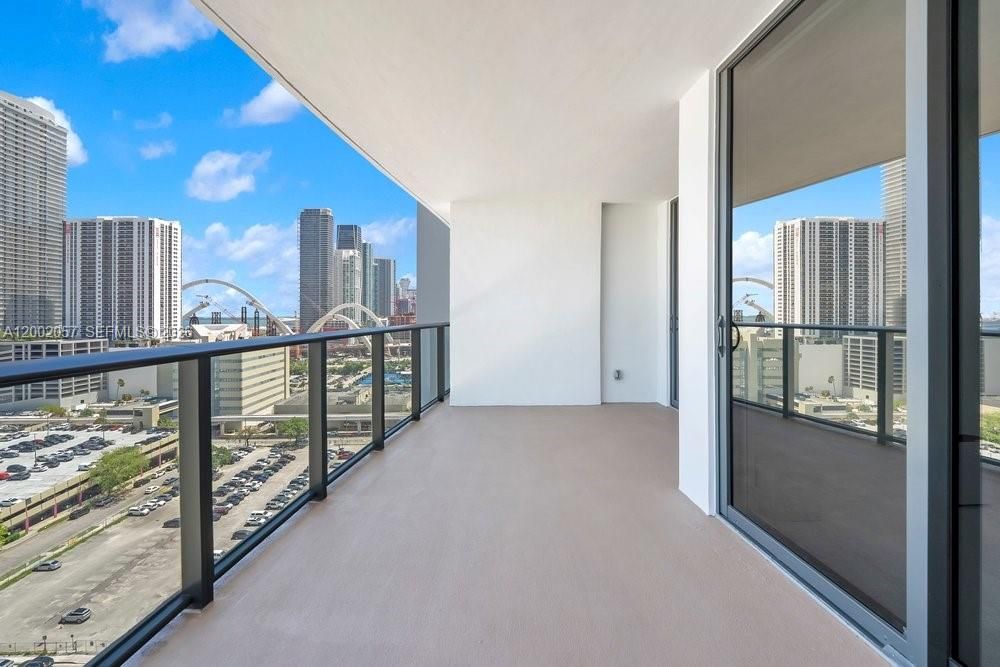 For Sale: $479,000 (1 beds, 1 baths, 853 Square Feet)
