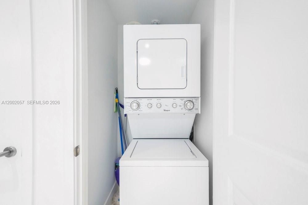For Sale: $479,000 (1 beds, 1 baths, 853 Square Feet)