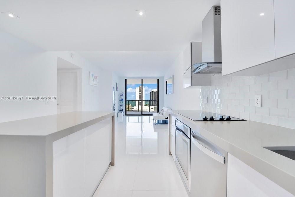 For Sale: $479,000 (1 beds, 1 baths, 853 Square Feet)