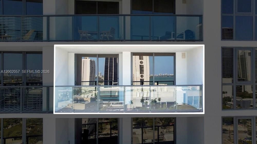 For Sale: $479,000 (1 beds, 1 baths, 853 Square Feet)