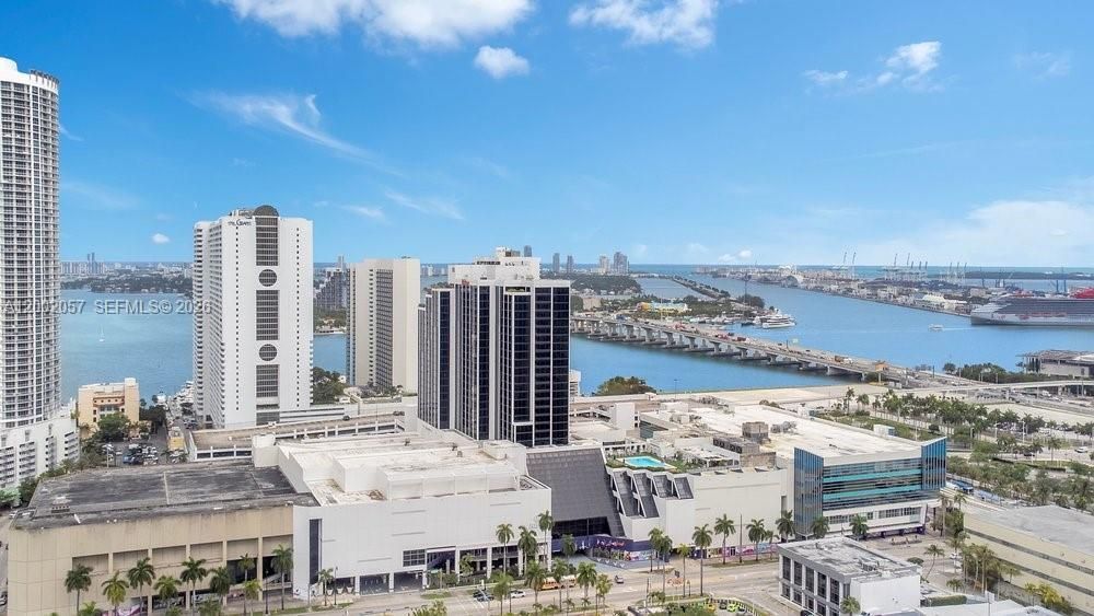 For Sale: $479,000 (1 beds, 1 baths, 853 Square Feet)