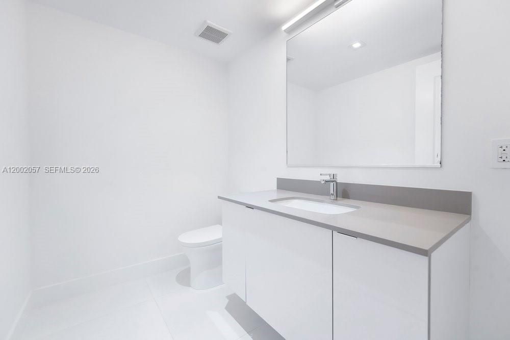 For Sale: $479,000 (1 beds, 1 baths, 853 Square Feet)