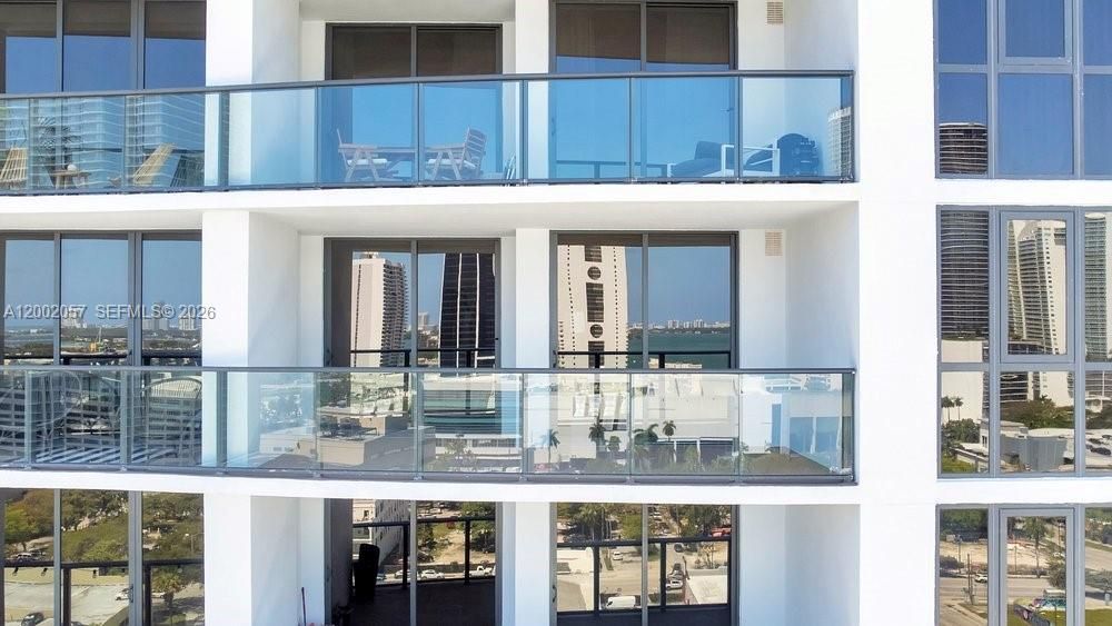For Sale: $479,000 (1 beds, 1 baths, 853 Square Feet)