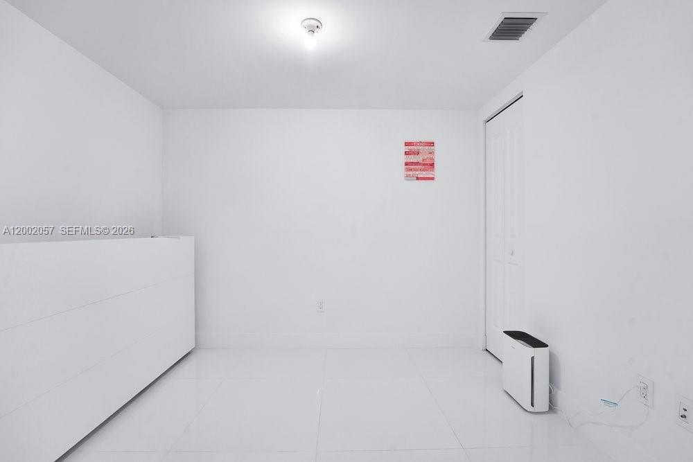 For Sale: $479,000 (1 beds, 1 baths, 853 Square Feet)
