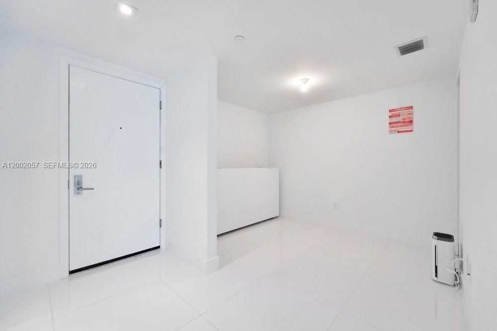 For Sale: $479,000 (1 beds, 1 baths, 853 Square Feet)