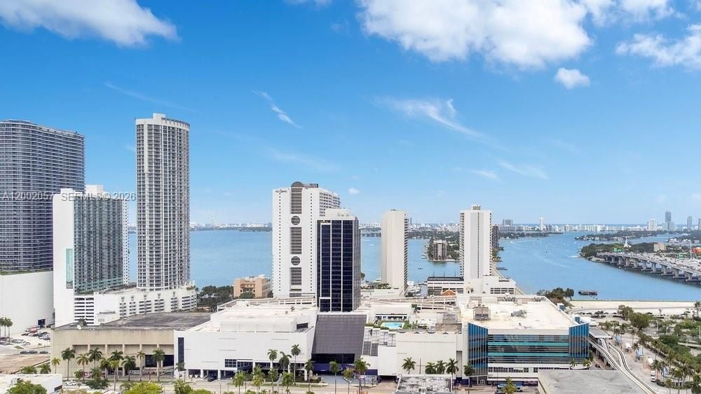 For Sale: $479,000 (1 beds, 1 baths, 853 Square Feet)