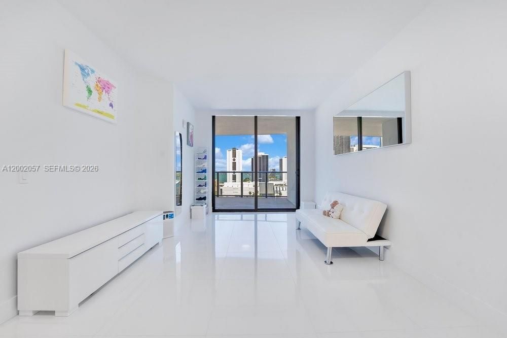 For Sale: $479,000 (1 beds, 1 baths, 853 Square Feet)