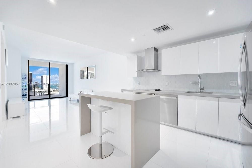 For Sale: $479,000 (1 beds, 1 baths, 853 Square Feet)