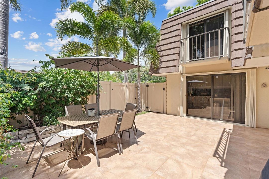 For Sale: $299,999 (2 beds, 2 baths, 1236 Square Feet)