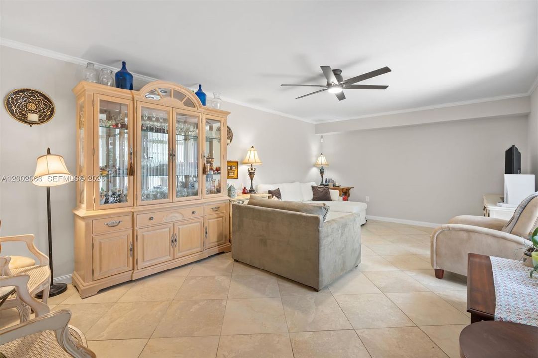 For Sale: $299,999 (2 beds, 2 baths, 1236 Square Feet)