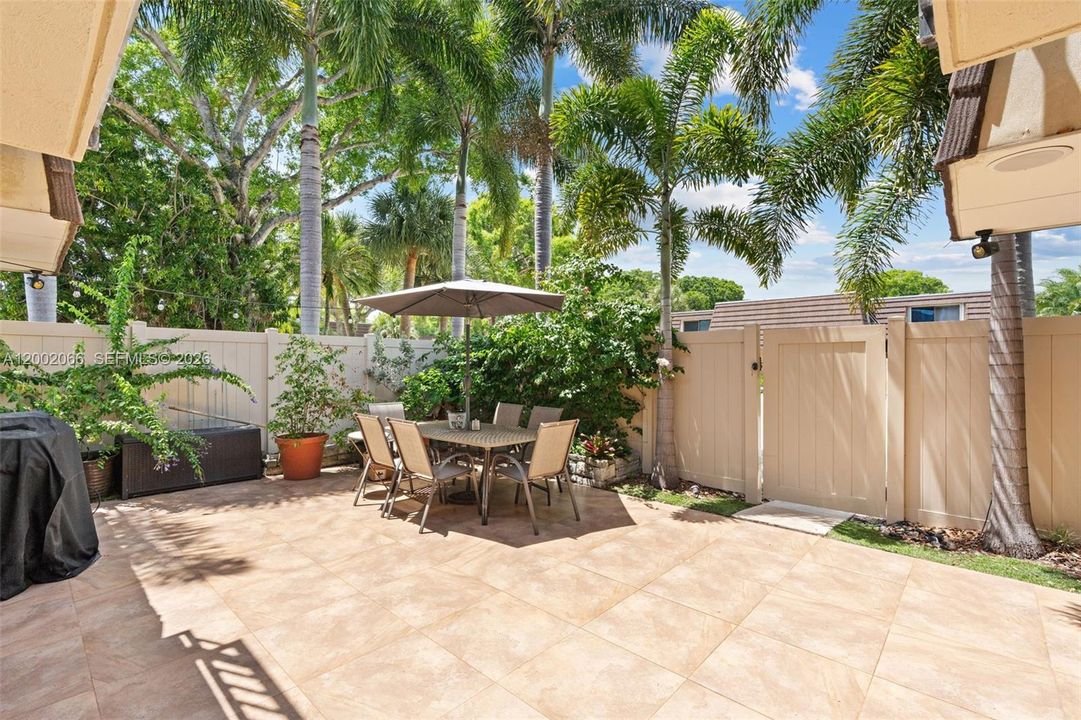 For Sale: $299,999 (2 beds, 2 baths, 1236 Square Feet)