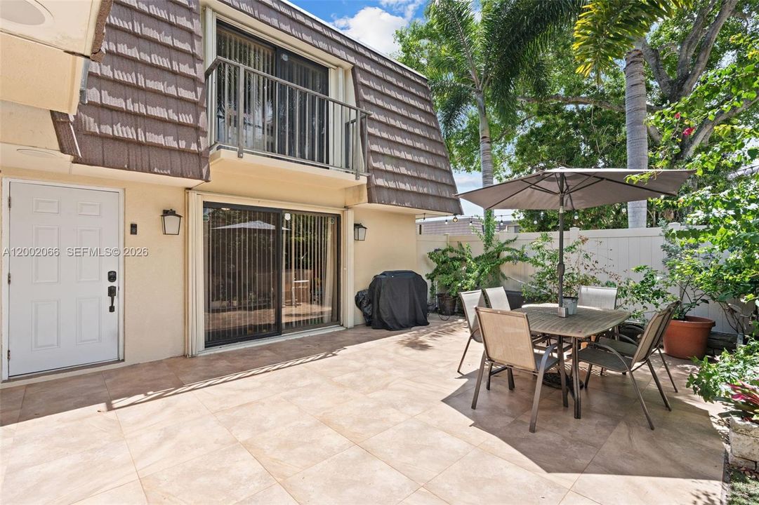 For Sale: $299,999 (2 beds, 2 baths, 1236 Square Feet)